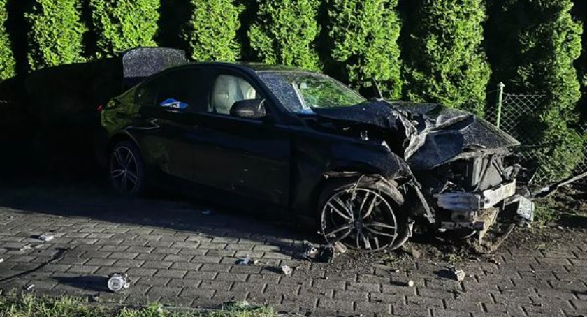 BMW uderzyło w słup. Wszyscy uciekli