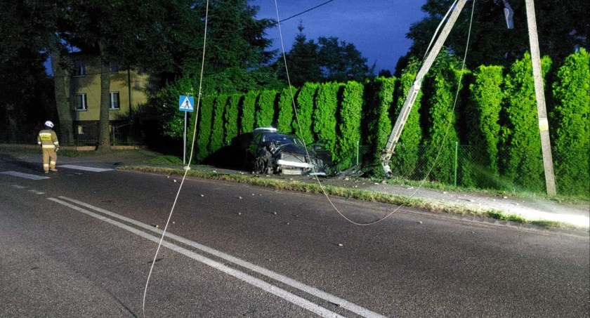 BMW na słupie – rzecznik prasowy policji wyjaśnia