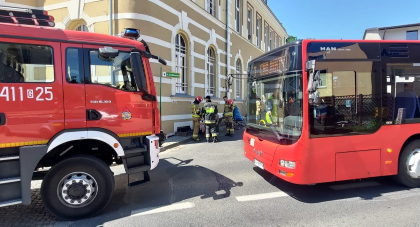Trzymała lody i obaliła się tuż przed nadjeżdżającym autobusem