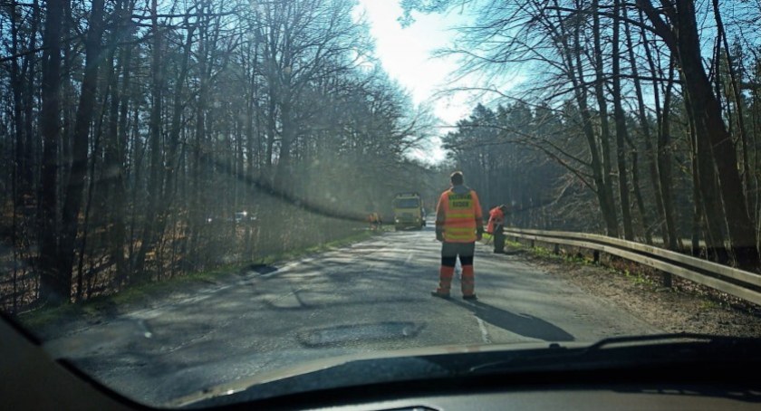 Przeciąga się remont drogi wojewódzkiej 212 pod Chojnicami. Kiedy prace się zakończą?