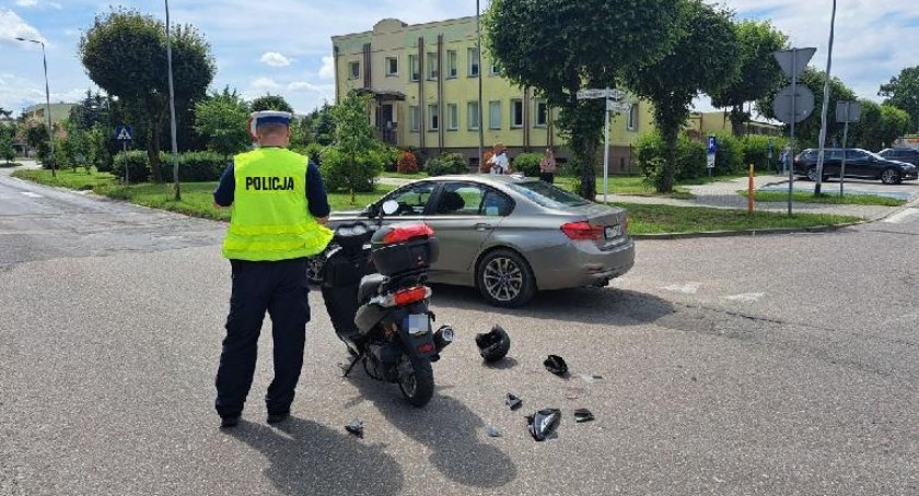 Kolizja osobówki i motoroweru na skrzyżowaniu w Człuchowie