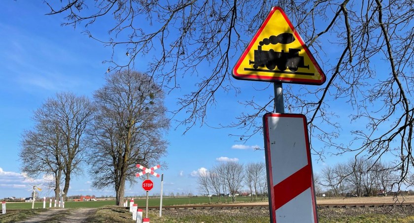 Dlaczego ludzie wjeżdżają pod opadające szlabany?