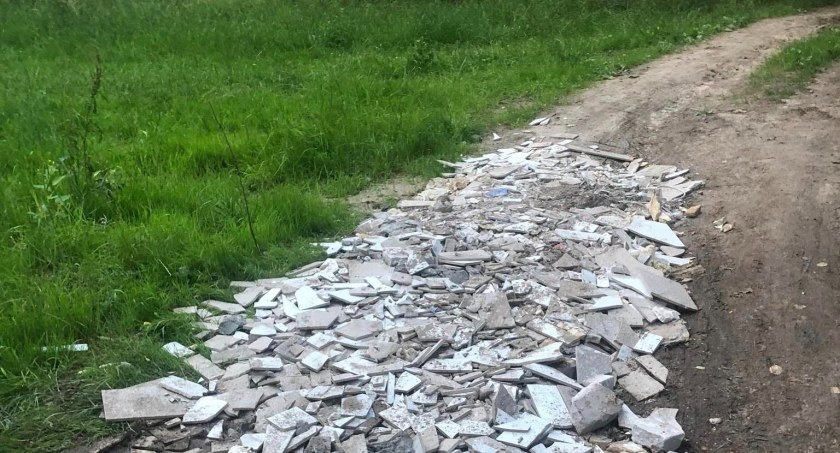 Ktoś pomylił dziurę w drodze z wysypiskiem śmieci