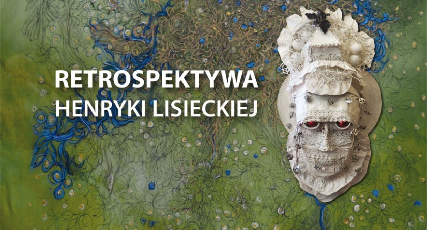 Ludzie wkładają na siebie różnorodne maski. Wystawa w ChCK-u