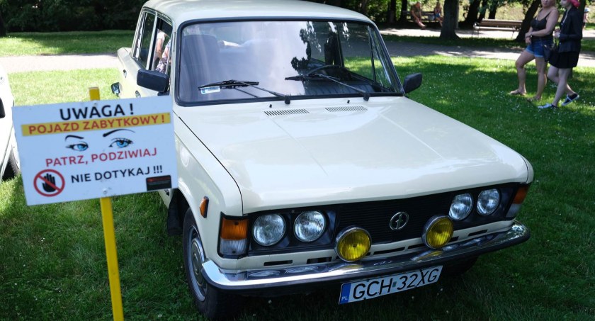 Dlaczego drzwi w Syrence otwierają się do pozycji łapacza kur?