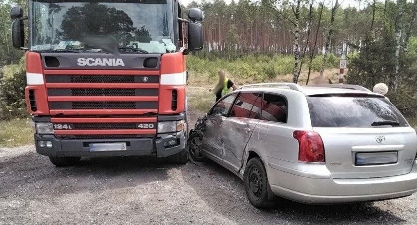 Kolizja trzech samochodów na drodze wojewódzkiej przed Męcikałem