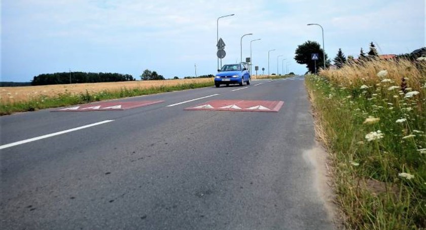 Wjeżdżając do Chojniczek, już nie zaszalejesz. Są nowe progi zwalniające
