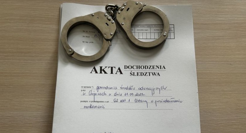 Osiemnastolatka z młynkiem i zielonym suszem