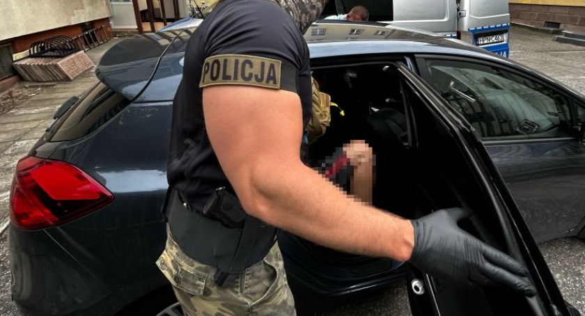 Policjanci znaleźli w skarpetkach woreczki z narkotykami