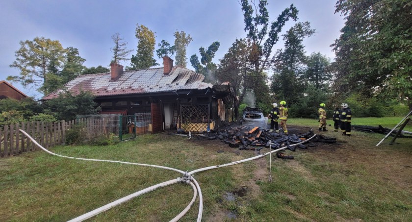 W Rytlu-Dworcu całkowicie spłonął samochód osobowy
