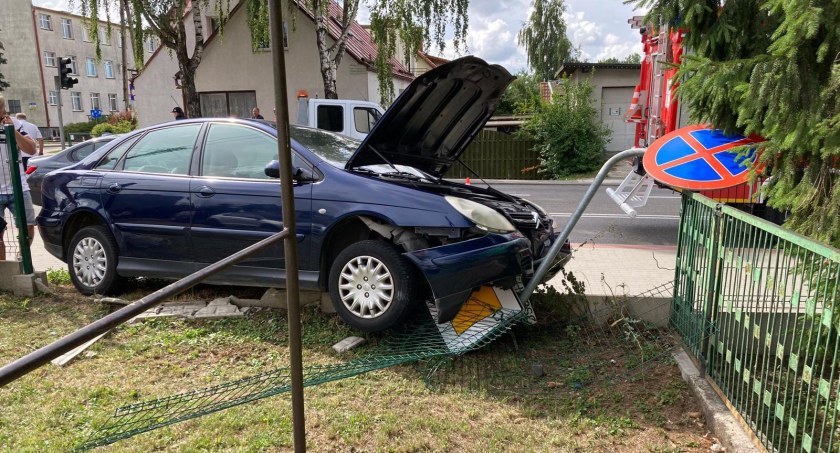 Kolizja dwóch aut. Za kółkiem siedemdziesięciolatkowie 