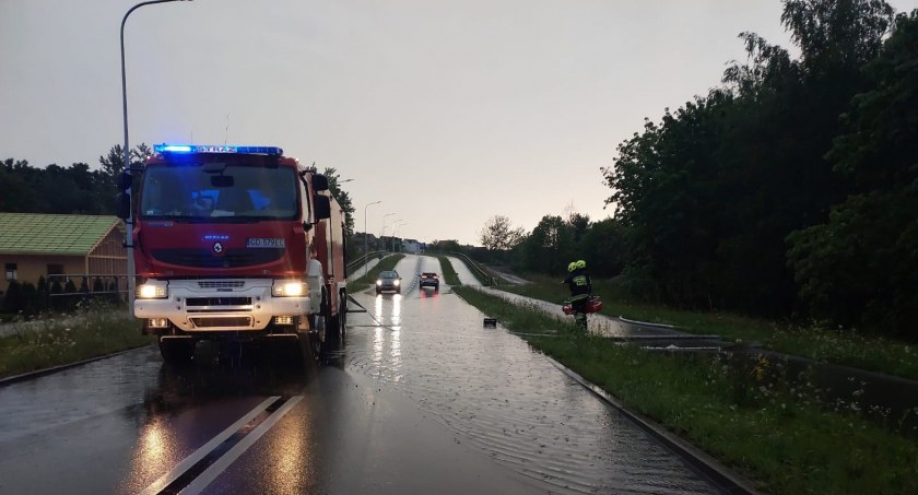 Chojnice zalane. Ulica Jaworowa stała się jeziorem