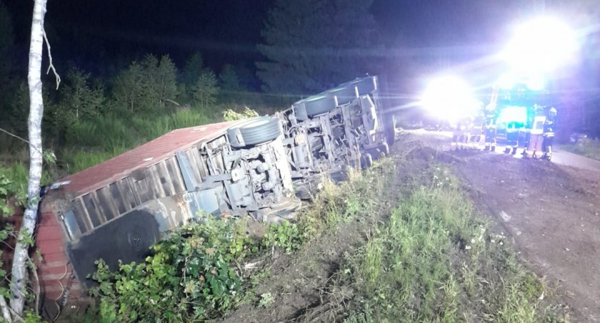 25-letni kierowca ciężarówki za szybko wszedł w zakręt