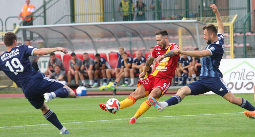 Dwie czerwone kartki, wątpliwy karny i remis. Chojniczanka - Kotwica Kołobrzeg 1:1