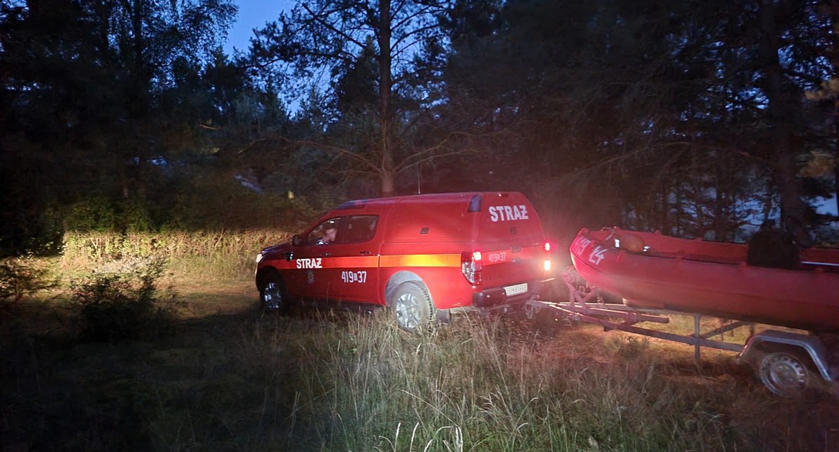 Nocna akcja poszukiwawcza nad rzeką Chociną. Policjanci i strażacy szukali kajakarza, a on... spał w trawie