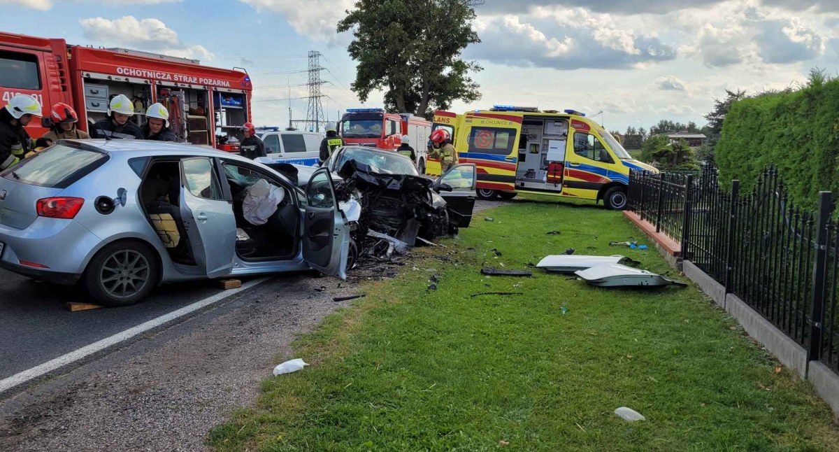 Czołowe zderzenie samochodów w Gacniku. Na miejscu lądował śmigłowiec LPR