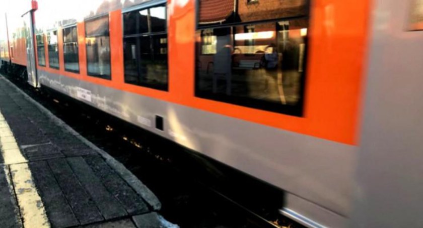 Nowe pociągi i zamknięty przejazd w Kruszce