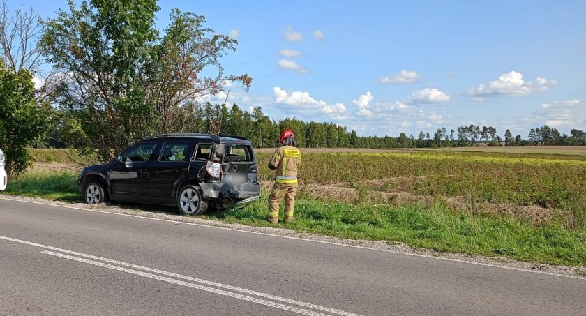 W Kłodawce bus najechał na tył samochodu osobowego