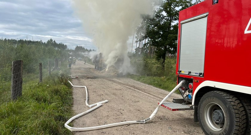 Pożar słomy na drodze leśnej w okolicach Rytla Wsi