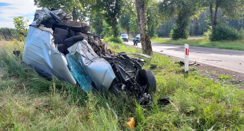 Na razie nie wiadomo, dlaczego samochód wjechał w drzewo