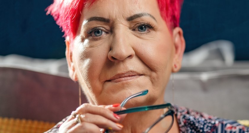 Hanna Greń, autorka popularnych kryminałów, przyjeżdża do Chojnic