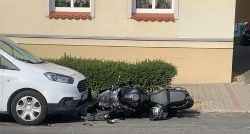Motocykl zderzył się z osobówką na Warszawskiej. Motocyklista był z Kamienia