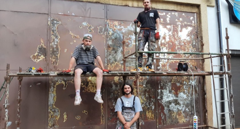 Olgierd Szopiński z ekipą Basgrow tworzą mural w Szczecinie
