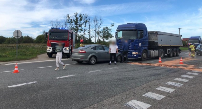 Kierowca z Warszawy zderzył się z ciężarówką na Tucholskiej w Chojnicach