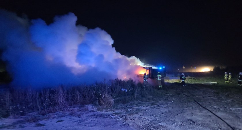 Nocny pożar samochodu ciężarowego w Jeziorkach