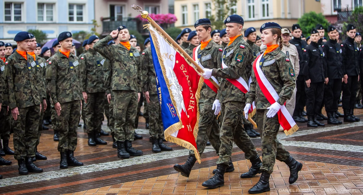 Chojnicka mundurówka: Uroczyste przekazanie sztandaru i nadanie imienia szkole (FOTO) 