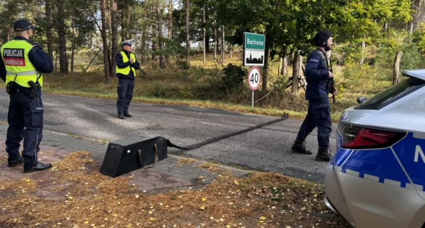 Dlaczego chojnicka policja rozstawiła kolczatki na drodze?