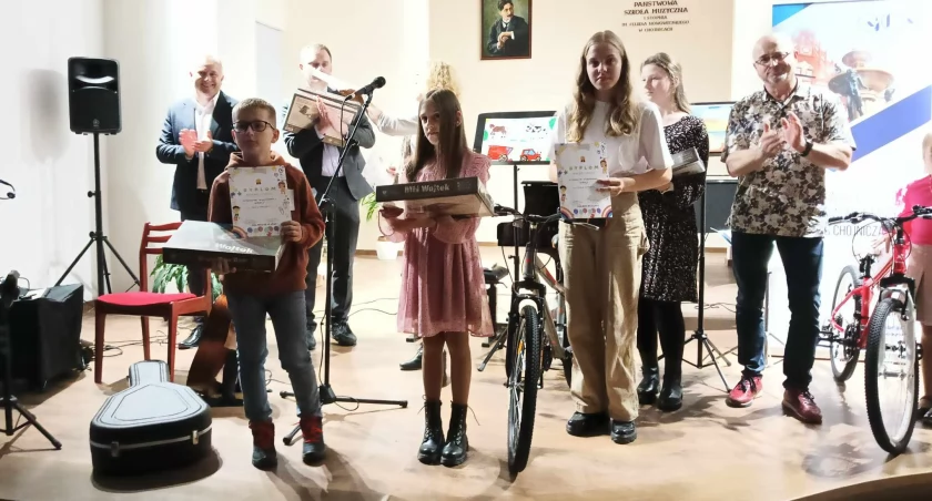 Rowerowe nagrody trafiają do Angeliki Plekh z Chojnic i Nikoli Klomowskiej z Lubni