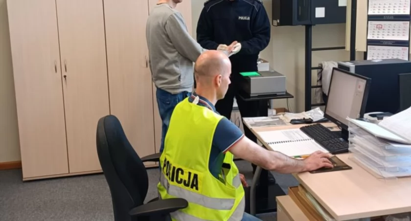 Pasażer miał w kieszeni narkotyki. Na dodatek był poszukiwany
