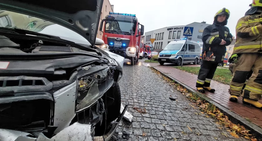 Zderzenie dwóch osobówek. Zablokowana ulica (FOTO)