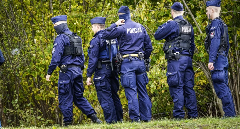 Przeczesywane są lasy, zaangażowani są przewodnicy z psami patrolowo-tropiącymi