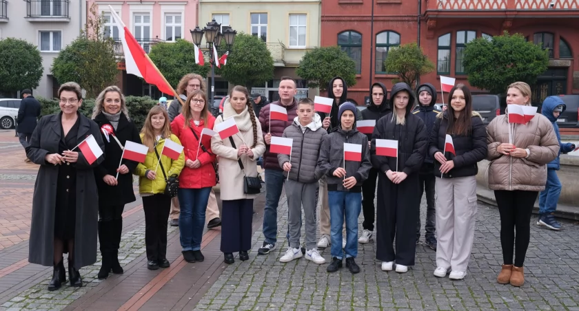 Mieszkańcy Chojnic odśpiewali hymn narodowy