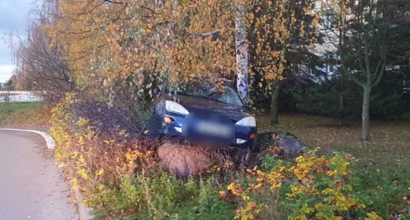 Wypadek w Chojnicach. Fordem prosto w kamień