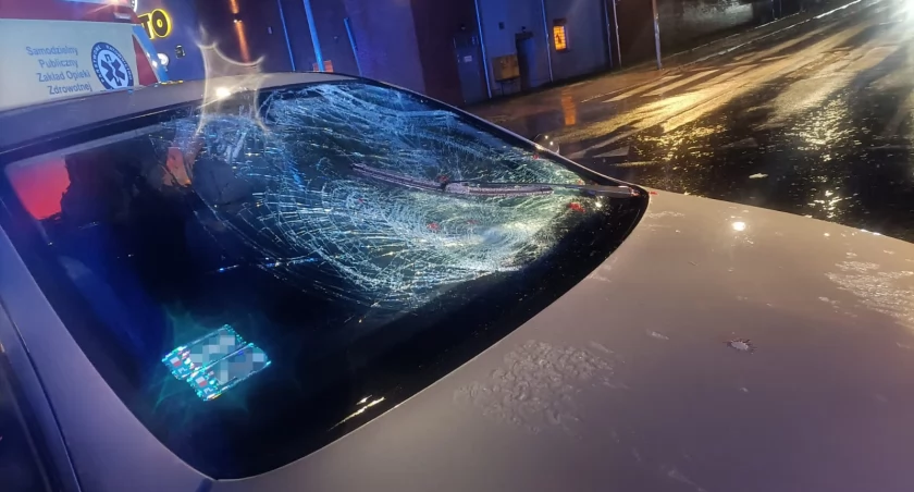 Kierowca prawdopodobnie nie zauważył dziadka i jego wnuczki. Potrącenie