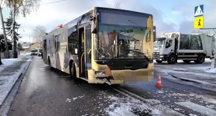 Na Brzozowej autobus zderzył się z samochodem nauki jazdy
