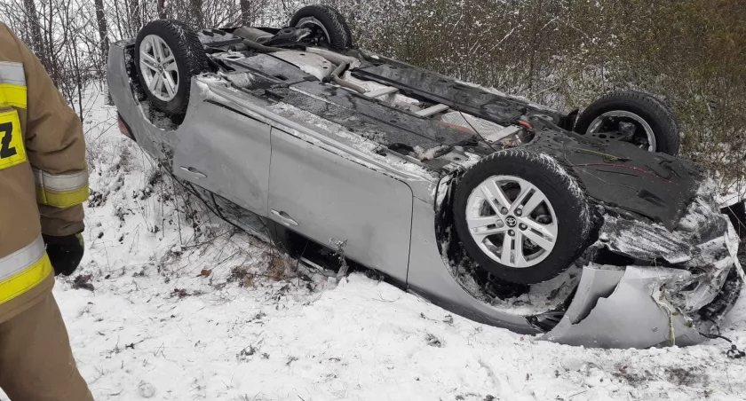 Trudne warunki drogowe. Dachowanie pod Sławęcinem