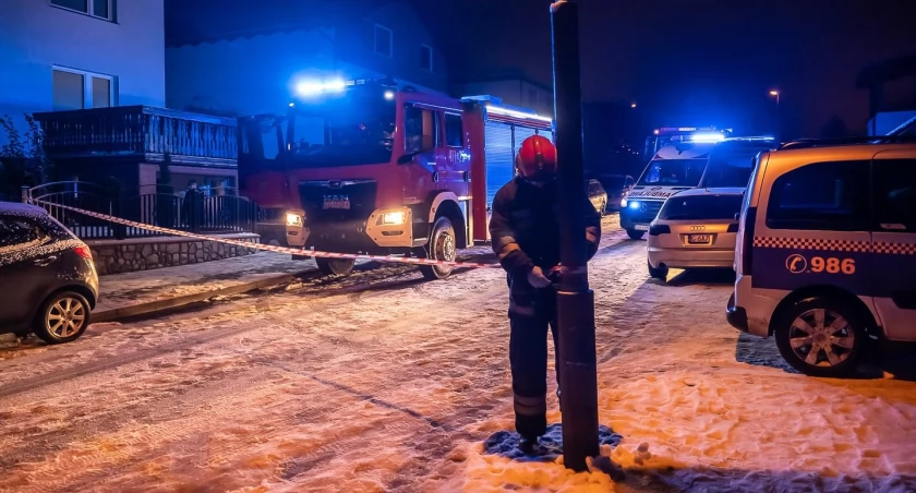Mężczyzna śmiertelnie przygnieciony przez samochód na osiedlu Kolejarz
