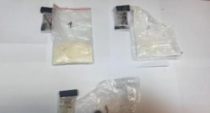 Szukała go policja, a on leżał pod kołdrą przytulony do misia