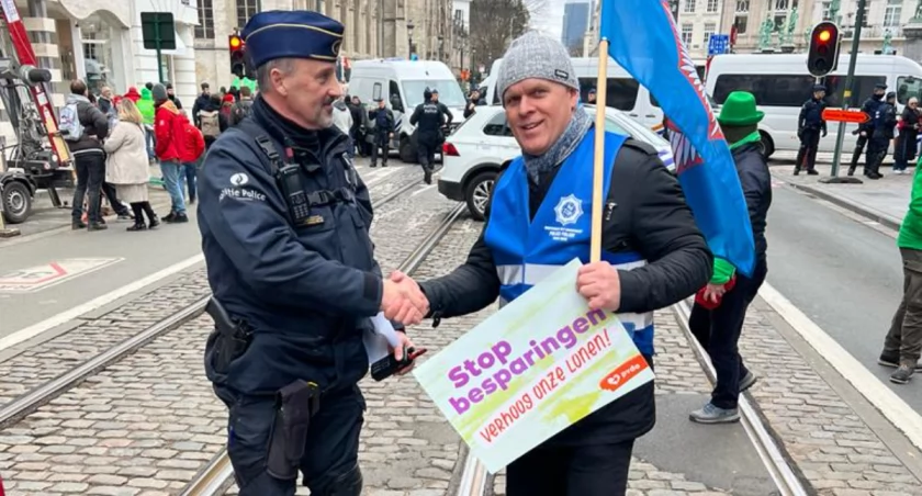 Aspirant sztabowy Waldemar Goliński na proteście w Brukseli