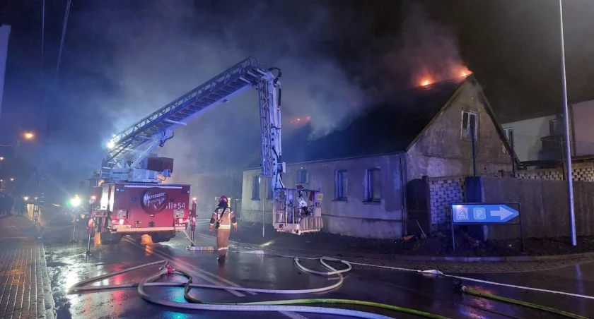 Pożar domu w Chojnicach. Jest osoba poszkodowana (FOTO)