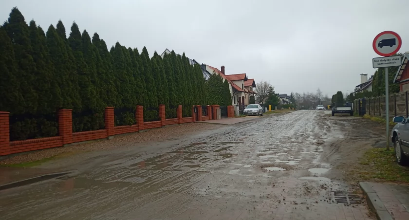 Mieszkańcy ulicy Norwida toną w błocie. Czy przed świętami się to zmieni?