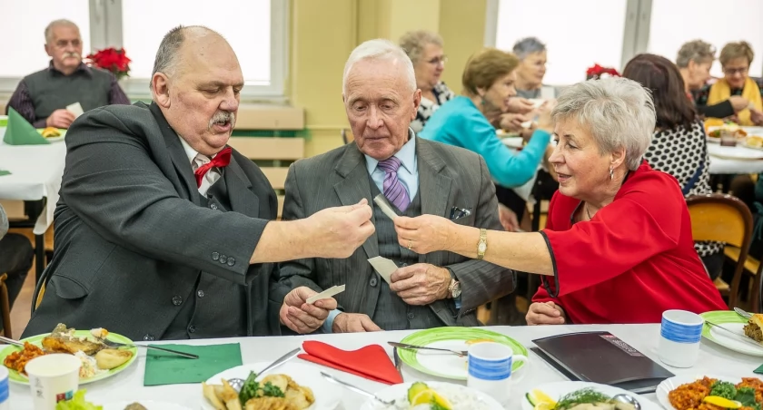 Pierwsza Wigilia seniorów w Szkole Podstawowej nr 8 Chojnice - niezapomniane Święto dla prawie 150 osób