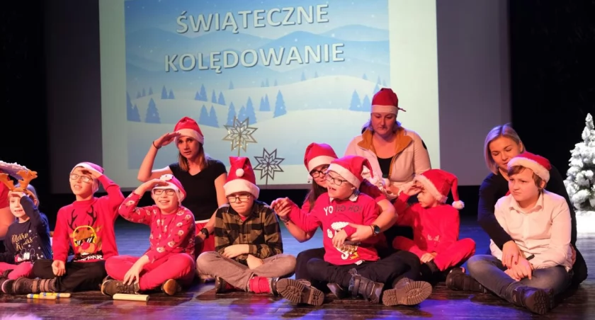 Pada, pada śnieg - śpiewają uczniowie ZSS Chojnice