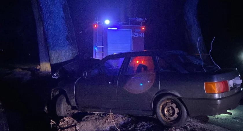 Wypadek w Wyczechach: samochód uderzył w drzewo