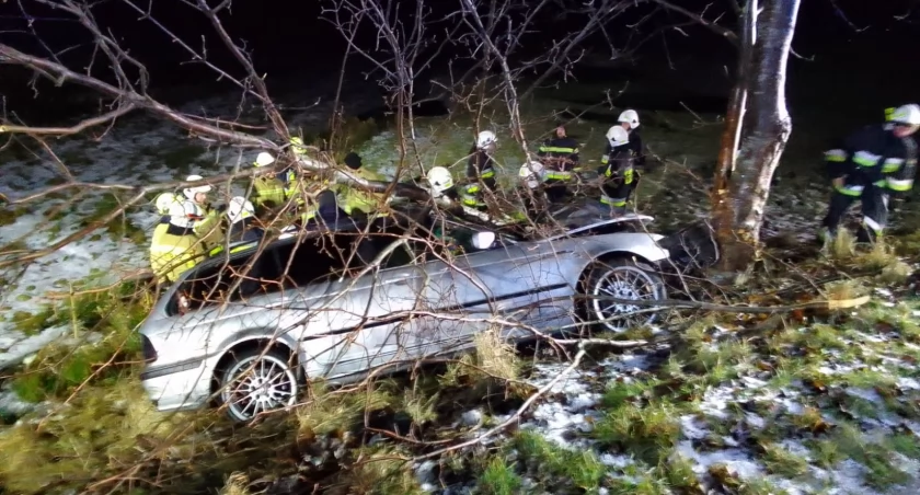 Nocny wypadek. BMW zatrzymało się na drzewie