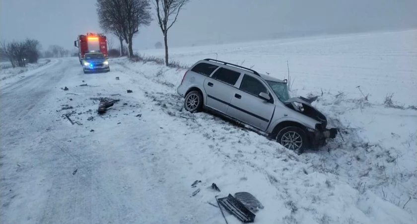 Śliskie drogi, atak zimy, samochody w rowie